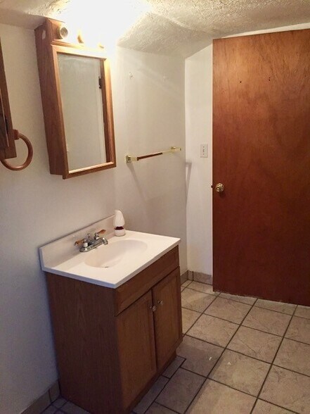 Building Photo - 498 Fern Dr