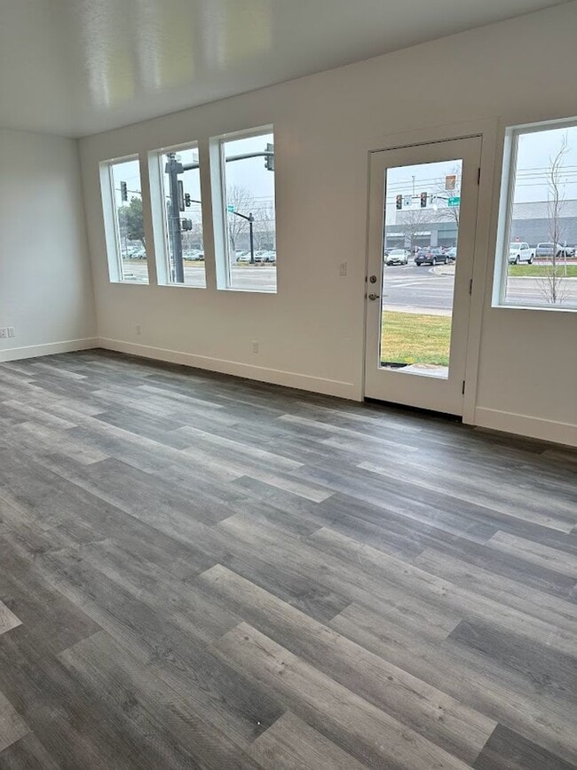 Building Photo - 1553 Clear Creek Dr