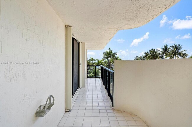 Building Photo - 2575 S Bayshore Dr