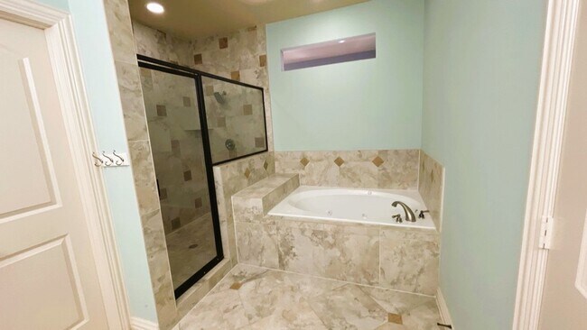 Building Photo - GORGEOUS Townhome in Inner Loop Gated Community **Ask about our NO CASH DEPOSIT option through OB...