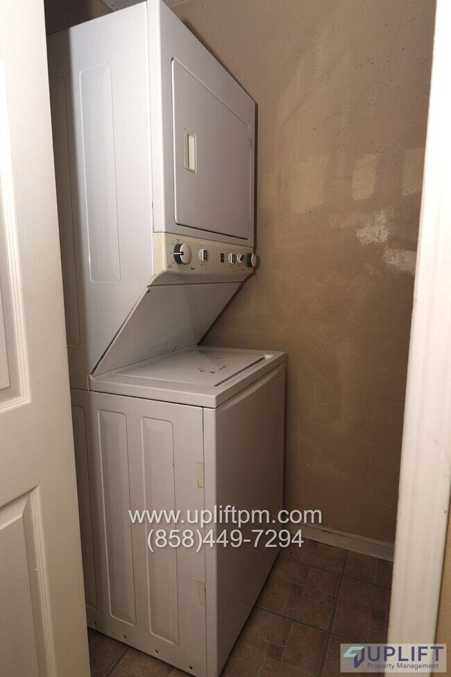 Building Photo - 1 Bed, 1 Bath Condo in Gated Community wit...