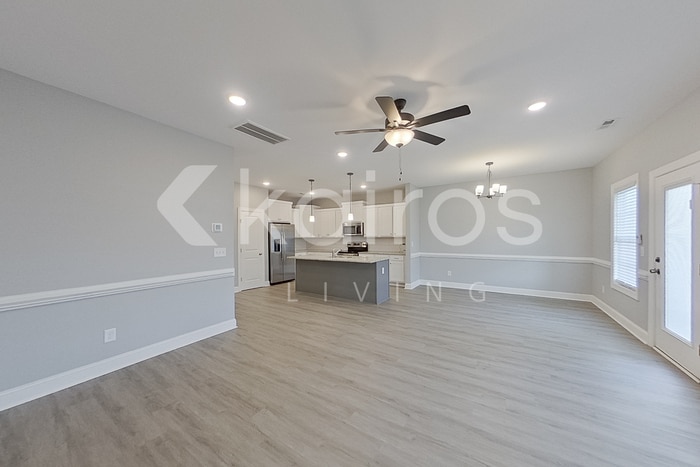 Building Photo - 3705 Oak Leaf Wy