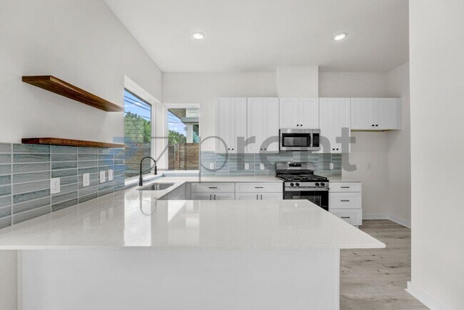 Building Photo - 2000 Riverside Farms Rd