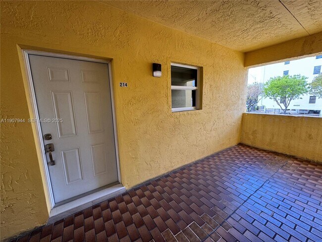 Building Photo - 1555 W 44th Pl