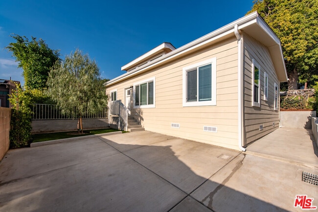 Building Photo - 3023 Prospect Ave