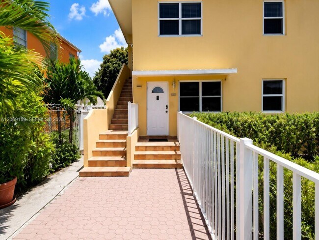 Building Photo - 985 SW 10th St