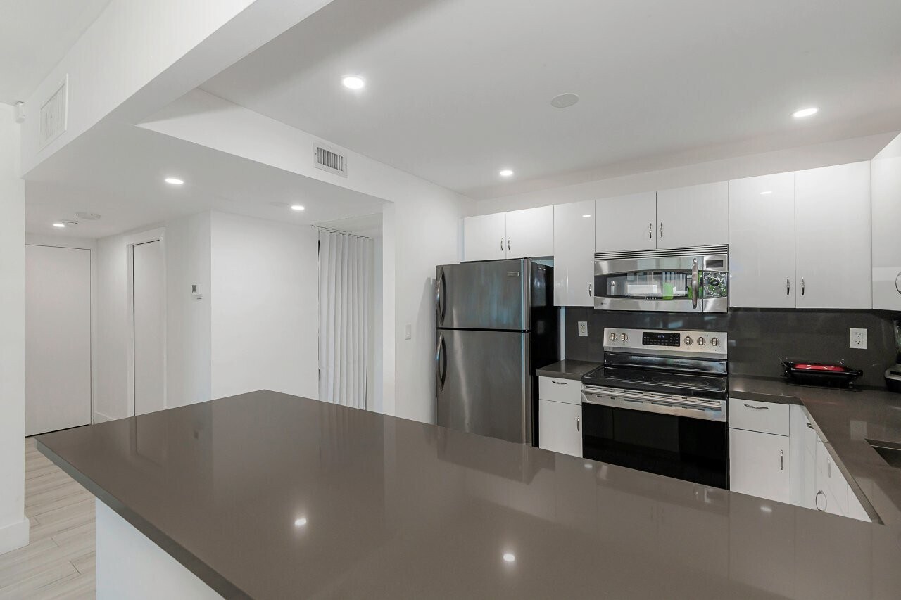 Building Photo - 2301 Collins Ave