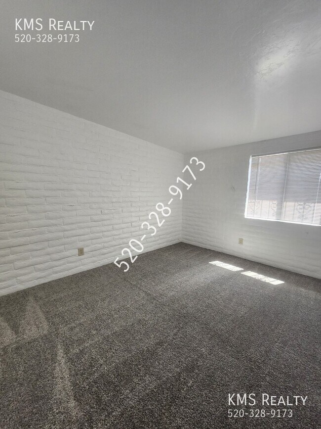 Building Photo - 6711 E Hawk Dr