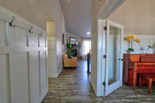 Building Photo - 6 Bedroom 3.5 Bathroom Home in Lehi!