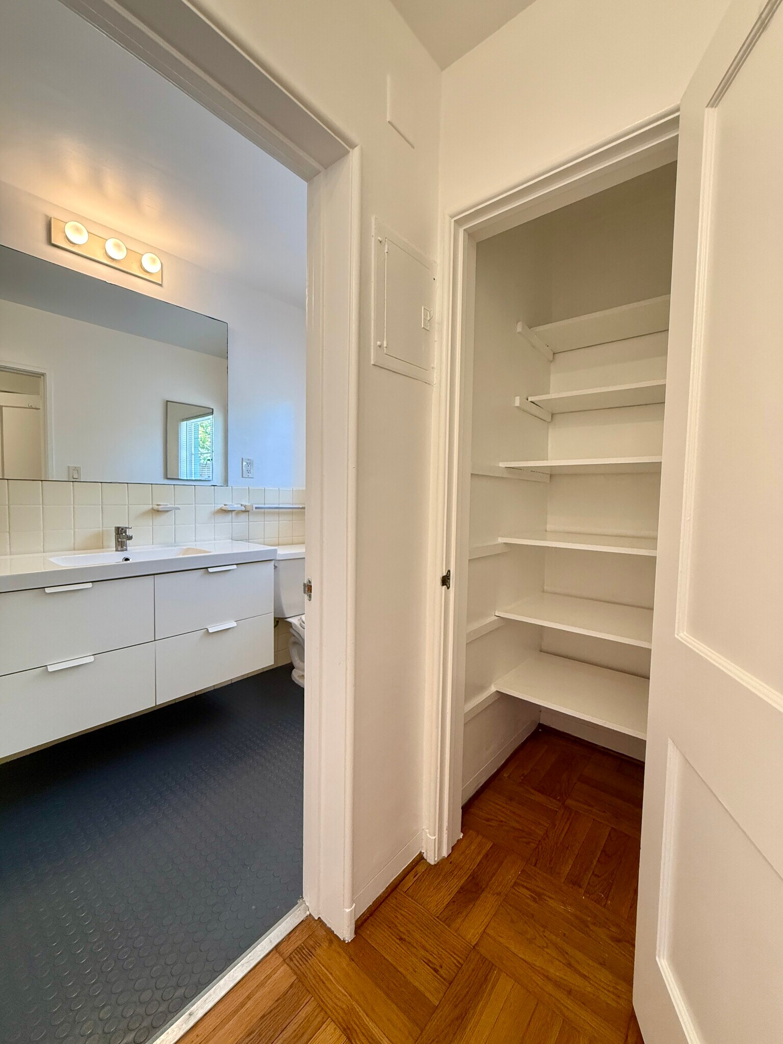 Building Photo - 5530 Village Grn