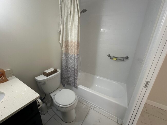 Building Photo - 42 Sussex E