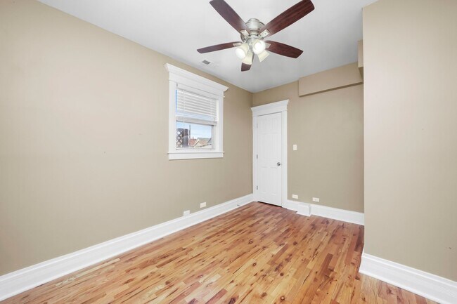 Building Photo - 518 W 45th Pl