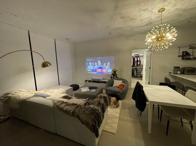 Building Photo - 1400 W Monroe St