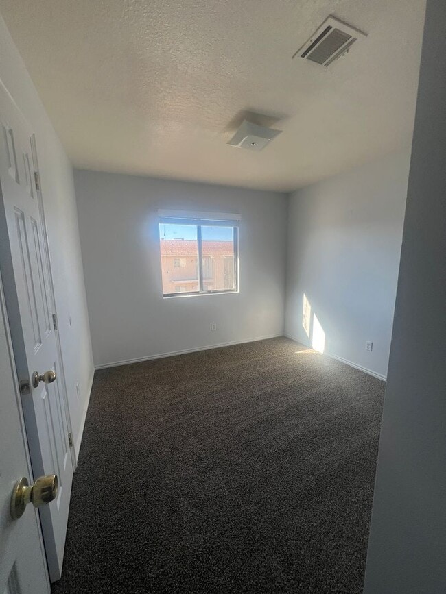 Building Photo - Freshly updated 3 bedroom 2 bathroom apartment in St George!
