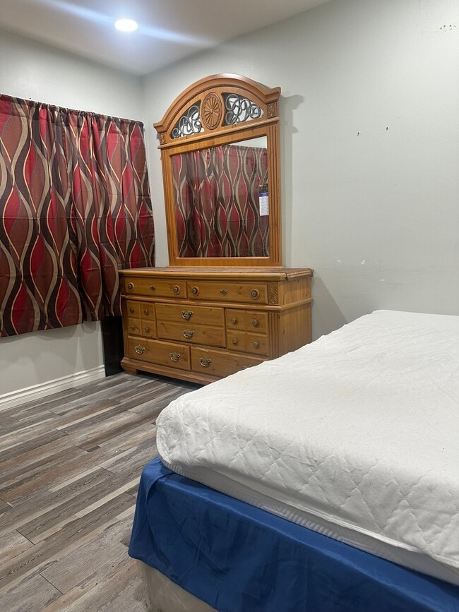 Building Photo - 114 E Saxon Ave