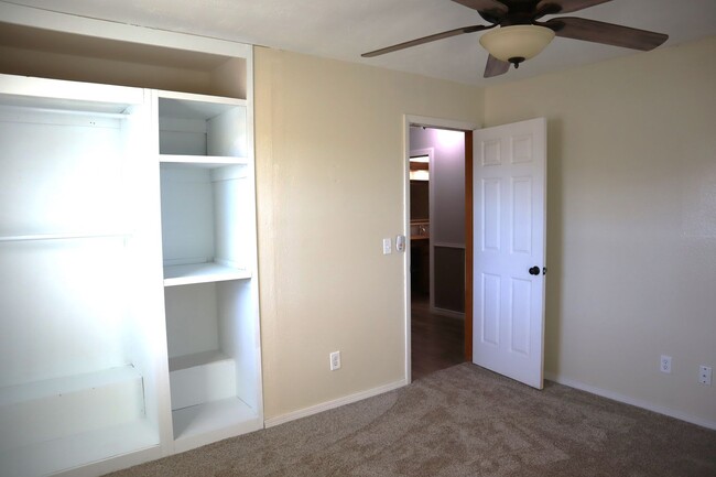 Building Photo - Charming 3 bedroom 1 bath on an Oversized lot