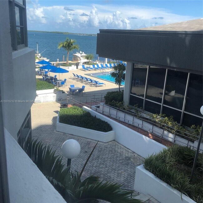 Building Photo - 905 Brickell Bay Dr