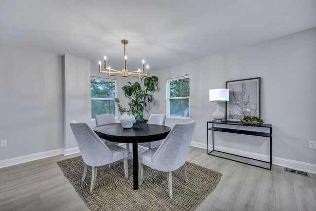 Building Photo - 828 Longbranch Dr