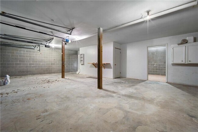 Building Photo - 8020 Suzanne Way