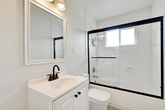 Building Photo - Rare 2 Bed 1 Bath Home with Huge Private Backyard