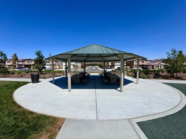 Building Photo - Spacious 4 Bedroom, 2.5 Bathroom Home with...