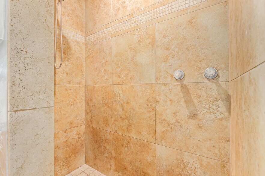 Walk In Shower - 2937 E Beck Ln