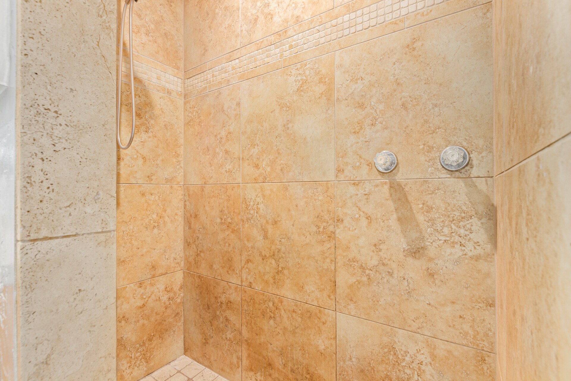 Walk In Shower - 2937 E Beck Ln