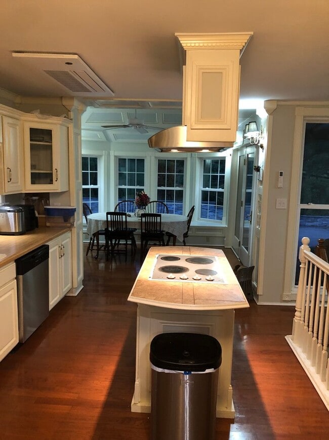 Building Photo - Furnished 6 month rental