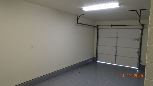 Building Photo - **AVAILABLE SOON** 3 Bedroom RANCH STYLE i...