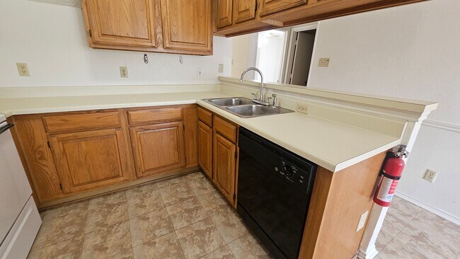 Building Photo - 544 E Windsor Dr