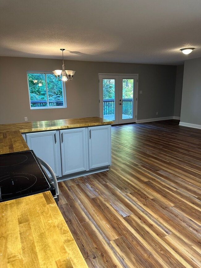 Building Photo - Recently Updated 4Bdrm/2bath home!