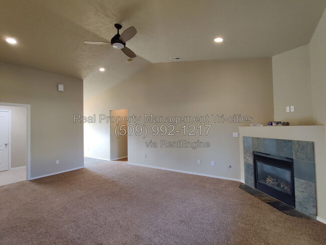 Building Photo - 2667 Torrey Pines Way