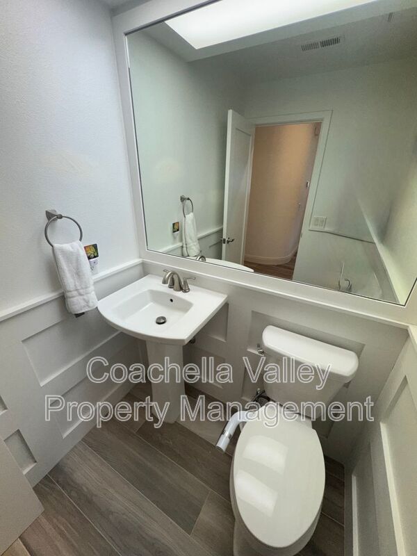 Building Photo - 289 Vista Royale Cir W