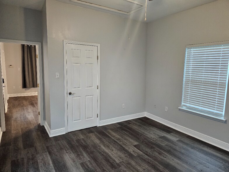 Building Photo - 1511 N Dupre St