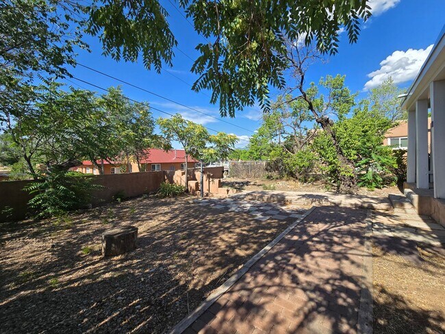 Building Photo - 808 Agua Fria St