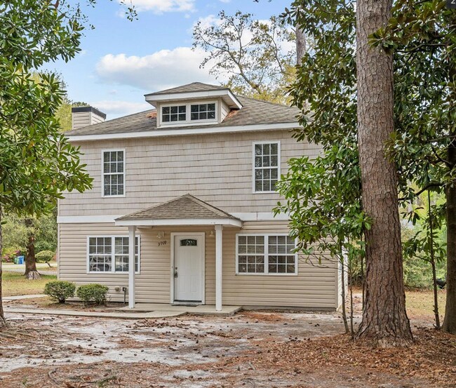 Building Photo - WILSHIRE BLVD - 4 Bedroom - Minutes to UNC...