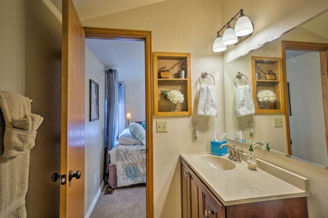 Building Photo - 920 Ponderosa Way