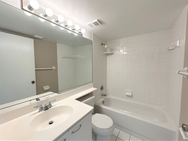Building Photo - ** VILLAGES AT EMERALD LAKES ** 2 BED / 2 ...