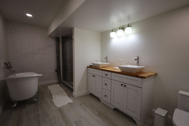 Building Photo - 400 N. 9th-4TH OFFSET