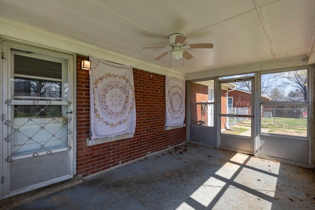 Building Photo - 8508 Westport Road (Briarwood/ East Louisv...