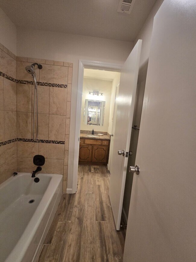 Building Photo - Meticulously Kept 2BR, 3BA Townhome with D...