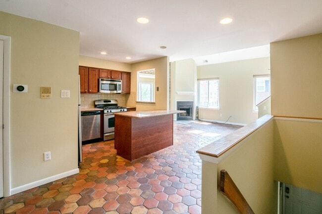 Building Photo - Beautiful Three Bedroom in Washington Square West