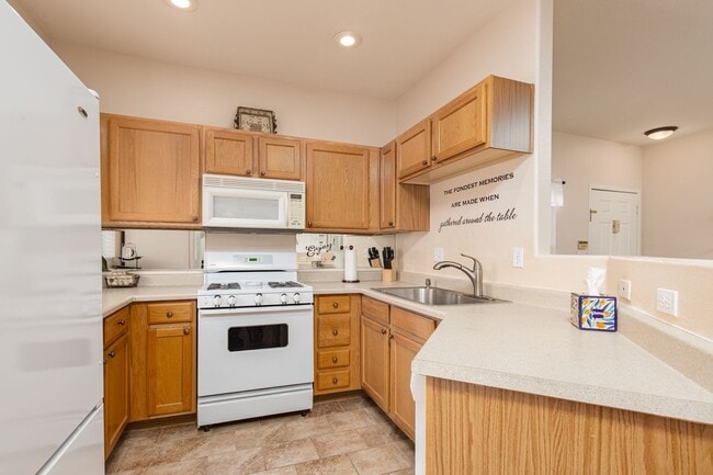 Building Photo - Fully furnished luxury 3br townhome with garage in gated Summerlin community