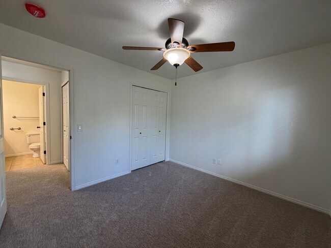 Building Photo - SPACIOUS HOME FOR RENT!