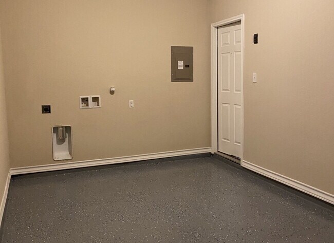 Building Photo - "Spacious 3-Bed Condo with Granite Countertops & 2.5 Baths in Prime San Antonio Location!"