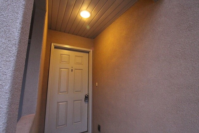 Building Photo - All new paint - super clean and move in ready.