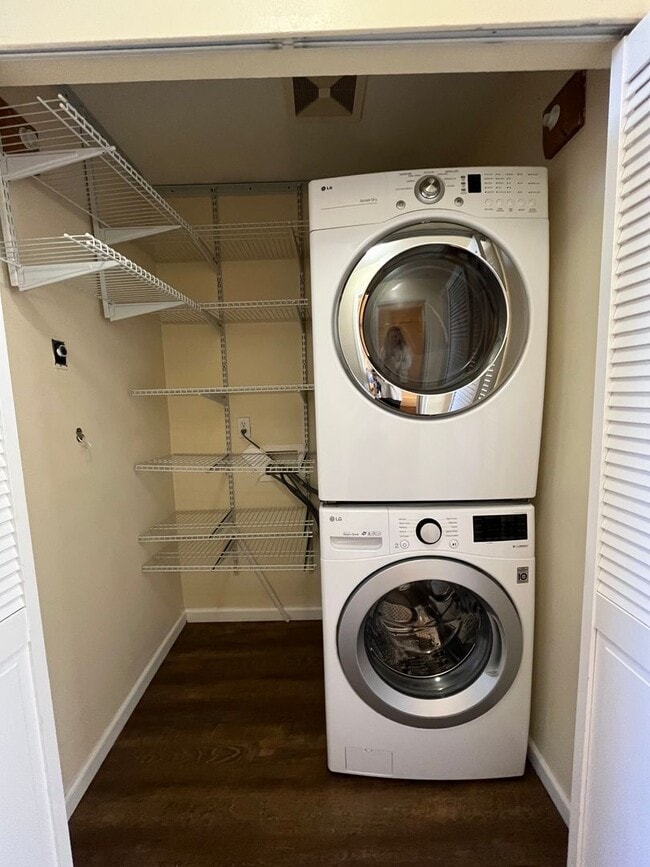 Building Photo - Spacious 3 Bedroom w/ Attached Garage