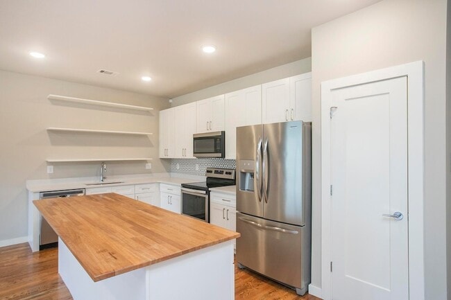 Building Photo - 3637 Hydes Ferry Rd