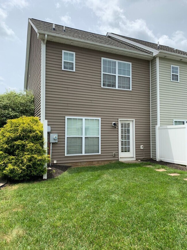 Building Photo - 2 Bedroom, 2.5 Bath Townhouse with detached one-car garage