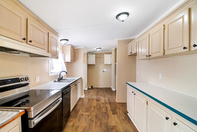 Building Photo - 14991 N Aster Ave